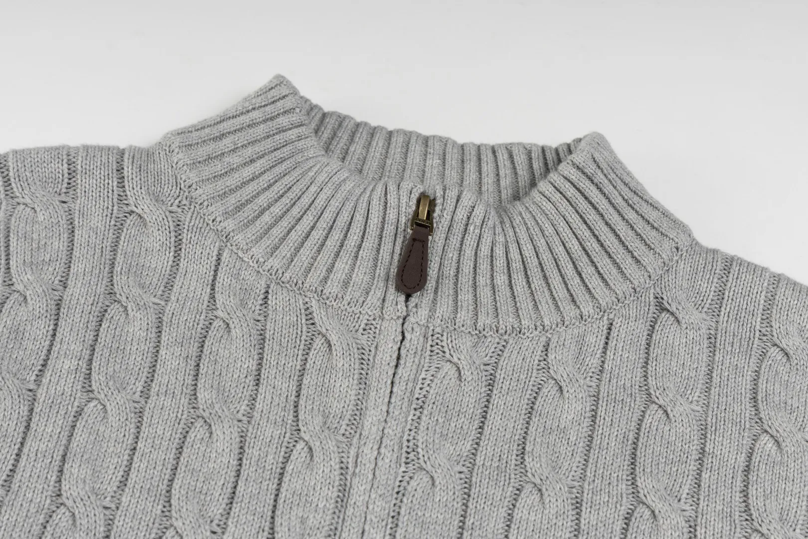 P260 #R98 RALPH LAUREN Ralph Lauren nine-color classic small label embroidery logo full zipper knitted cable cardigan sweater, high-density LOGO embroidery on the chest, original customization of tag accessories. Made of pure cotton yarn, pure cotton is skin-friendly and comfortable, small label war horse embroidered twist zipper cardigan sweater 🐎 high quality, follow the blogger to learn how to wear it! Let’s buy a Ralph Lauren cable sweater. It’s a super hard-to-find series after it became popular. It’s hard to find one on the official website. It’s simple and practical to wear, with a lazy and loose feel. The thickened fabric has more texture, feels soft and delicate, and has a loose fit. Whether worn alone or layered, you can wear different styles of fashion with just one piece!   Size：XS S M L